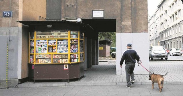 Z tego kiosku na os. Centrum C2 złodzieje ukradli towar wart ponad 10 tys. zł