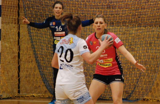 Katarzyna Piecaba (w różowej koszulce) zostaje w Koronie Handball