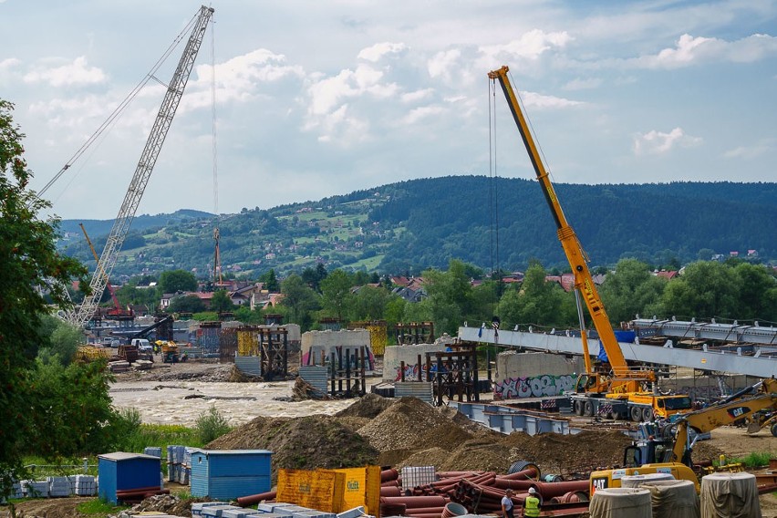 Wzburzony Dunajec narobił bałaganu na placu budowy mostu heleńskiego, ale prace nie ustają