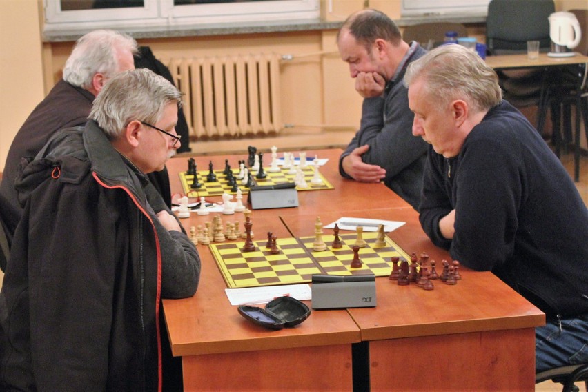 Inowrocław. Walczyli o tytuł szachowego mistrza Inowrocławia. Wygrał Jacek Kwiatkowski. Zdjęcia