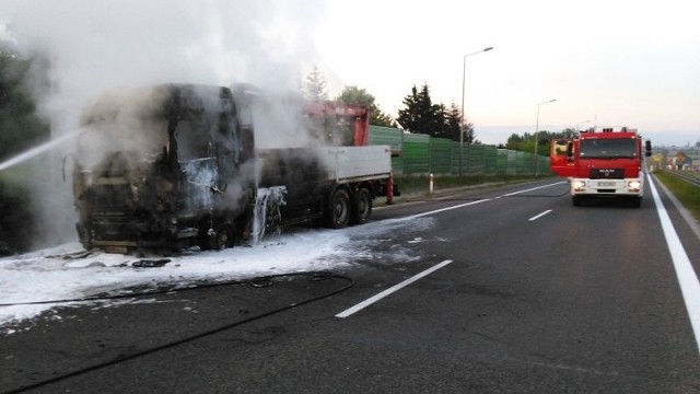 Tyle zostało z ciężarówki, która zapaliła się na obwodnicy Jędrzejowa.