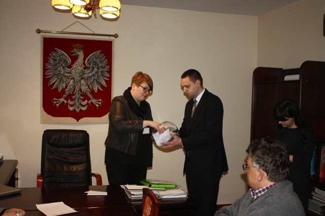 Nagrody w konkursie „Melduję się tu, gdzie mieszkam”, losowała Jolanta Stykowska, przewodnicząca komisji konkursowej.