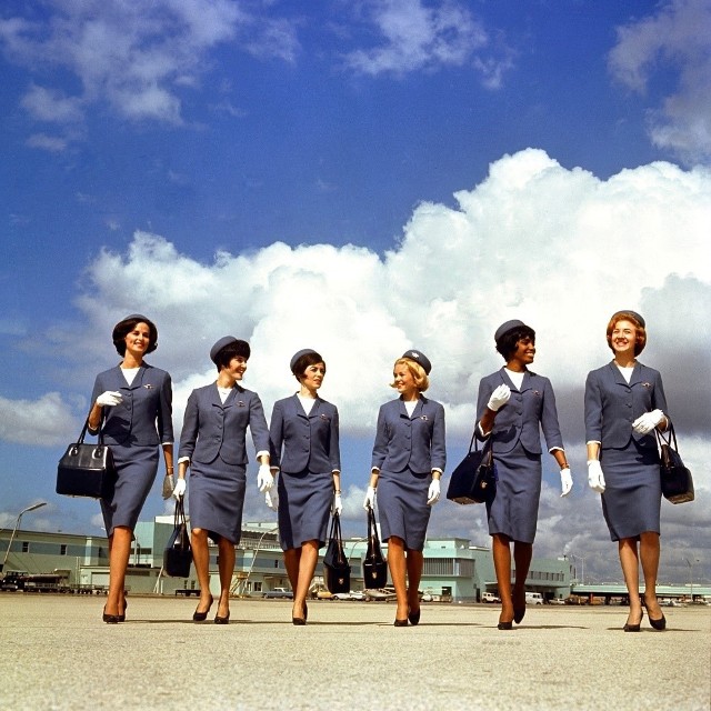 50 lat temu stewardessami mogły być tylko młode, piękne, czarujące i samotne kobiety.