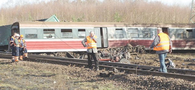 Tej katastrofy kolejowej pod Białogardem nie byłoby, gdyby kierowca ciężarówki zatrzymał się przed przejazdem kolejowym. 