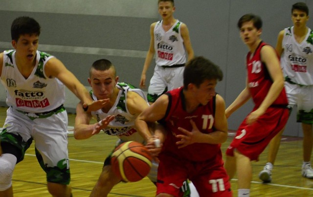 W pierwszym meczu finałów Mistrzostw Polski U-16 koszykarze CSM Kuźni-Cerkamed Stalowa Wola (czerwone stroje) przegrali UKS La Basket Warszawa 64:94.