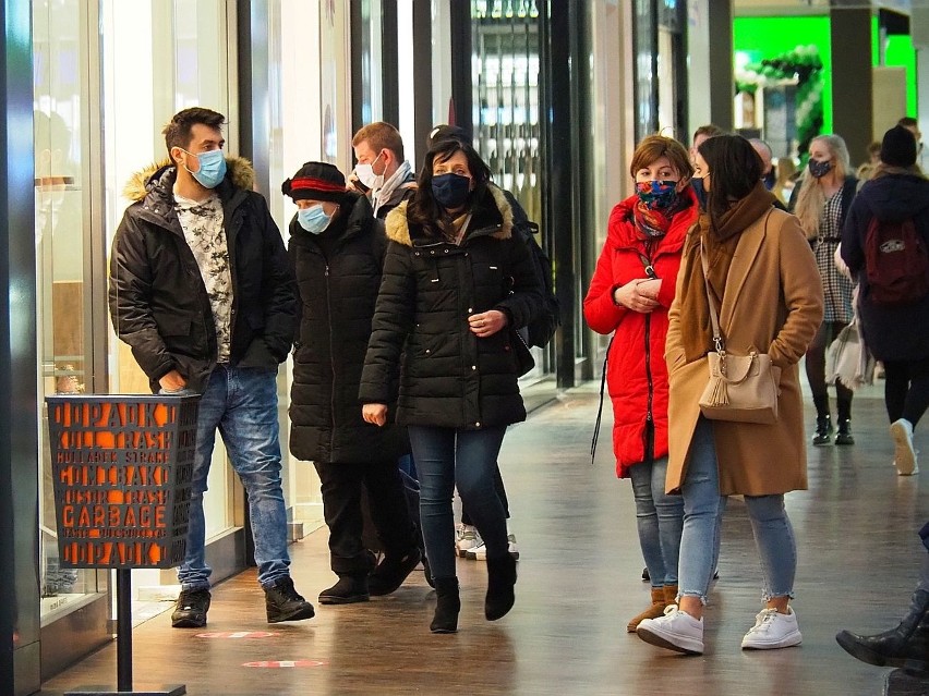 Tłumy klientów w galeriach w Łodzi! Dziś ostatni dzień w centrach przed lockdownem! ZDJĘCIA