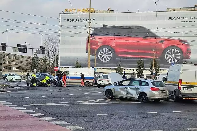 Wrocławscy policjanci przypominają, że na niektórych drogach w mieście wciąż może być ślisko. Apelują o spokojniejszą jazdę.