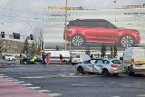 Groźnie wyglądający wypadek pod FAT we Wrocławiu. Kierowca przejechał na czerwonym świetle