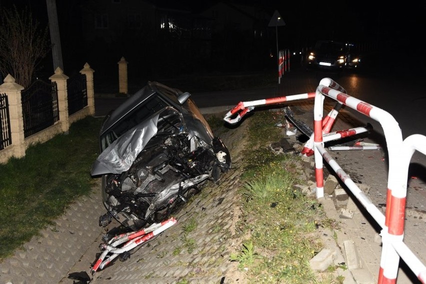 Staranował barierki, zatrzymał się w rowie i uciekł. Właściciel auta twierdzi, że to nie on, a samochód został skradziony