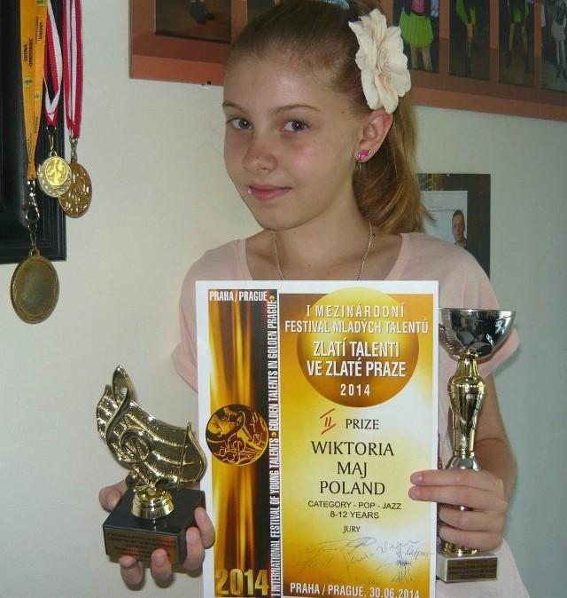 Wiktoria Maj z Opatowca prezentuje nagrody, jakie otrzymała po występie na I Międzynarodowym Festiwalu Piosenki i Tańca 2014 w Pradze.
