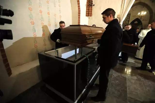 Adolf Piotr Szelążek, biskup wygnaniec, w 1945 zmuszony przez Sowietów do opuszczenia diecezji łuckiej, spoczął w specjalnie przygotowanym sarkofagu. We wtorek, w ramach prowadzonego procesu beatyfikacyjnego jego szczątki zostały ekshumowane z krypty w kościele św. Jakuba w Toruniu, zbadane przez specjalną komisję i podczas uroczystej mszy pochowane ponownie. Proces beatyfikacyjny rozpoczął się w 2013 roku, zbieranie rozsianych po Polsce i Ukrainie dokumentów oraz relacji świadków trwało trzy lata.Do 2016 roku, kiedy zakończył się diecezjalny etap procesu, zebrano dziesięć i pół tysiąca stron dokumentów. Wszystko trafiło do Rzymu, natomiast w Toruniu odbyła się dzisiaj ekshumacja i ponowny pochówek szczątków przyszłego błogosławionego. Biskup Szelążek zmarł 9 lutego 1950 roku z Zamku Bierzgłowskim.  Pochowany został 13 lutego 1950 w krypcie kościoła św. św. Jakuba w Toruniu. Uroczystościom pogrzebowym przewodniczył prymas Polski Stefan Wyszyński.Zobacz też:Umowa na przebudowę placu Rapackiego podpisana