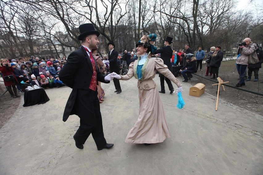 Balet Cracovia Danza zatańczył na Plantach. W ten sposób świętują 100-lecie niepodległości