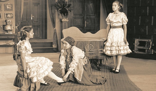 Młode panny na wydaniu i służąca. Zdjęcie ze spektaklu „Moralność pani Dulskiej” w Teatrze Dramatycznym w Wałbrzychu (1977 r.): Grażyna Falkiewicz, Daria Trafankowska (w środku) i Krystyna Wójcik