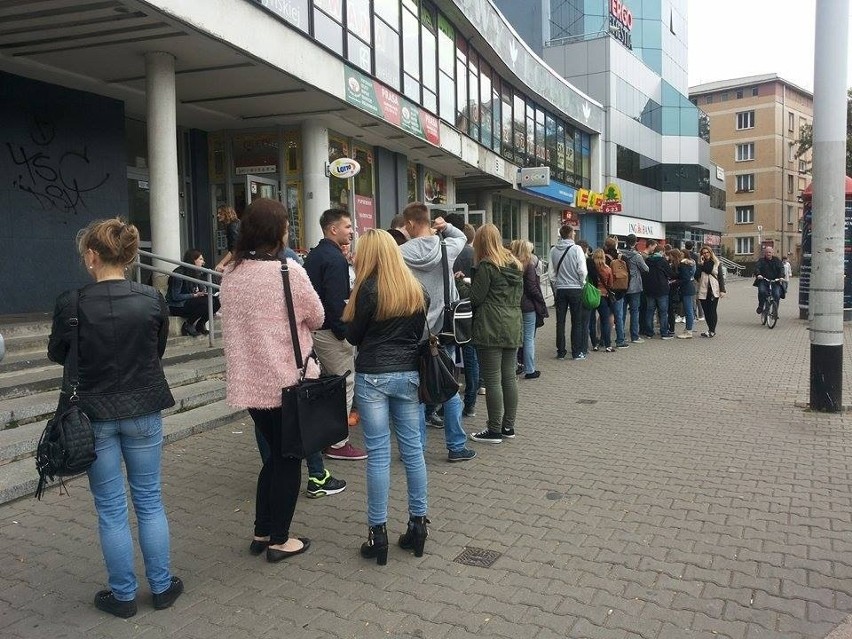 Wrocław: Potężne kolejki po Urbancard na pl. Legionów. Studenci czekają godzinami (ZDJĘCIA)