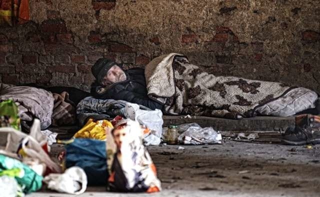 Pustostan przy ulicy Kościuszki 62 jest zmorą sąsiadów. W budynku przebywają bezdomni i osoby, które spożywają tam alkohol i hałasują.