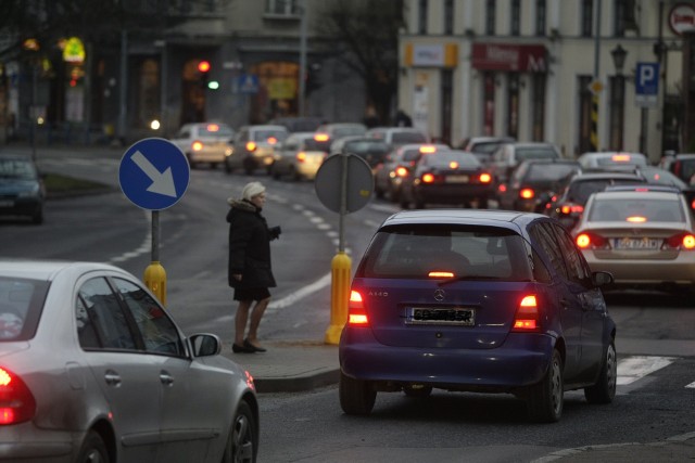 Kierowcy coraz częściej zatrzymują się zanim pieszy postawi krok z wysepki na jezdnię, ale dopiero od 1 czerwca zostaną formalnie zobowiązani do ustąpienia pierwszeństwa gdy pieszy będzie się zbliżał do przejścia