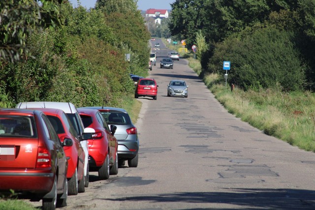 Tak dziś prezentuje się dojazd z Koszalina do Skwierzynki (od ulicy Władysława IV). W tle widać jego wyremontowany fragment należący do gminy Sianów.