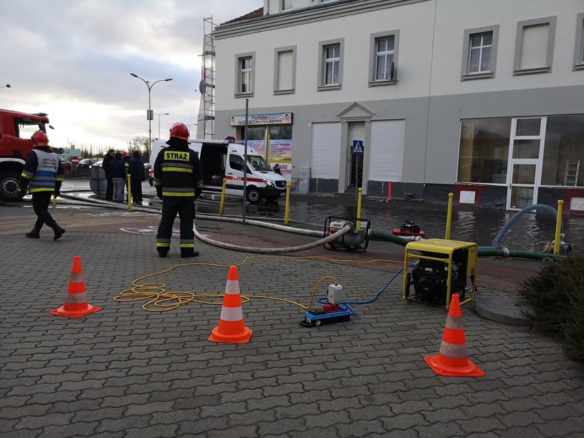 Sztorm spowodował, że ulice przy kanale portowym w Świnoujściu są zalane. Morze zabrało plażę [ZDJĘCIA]