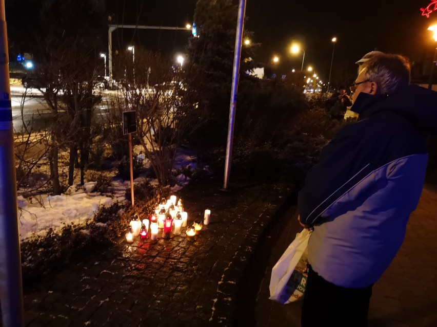 Mieszkańcy Nowej Dęby przeciwko przemocy. Płoną znicze pod portretem prezydenta Gdańska Pawła Adamowicza  