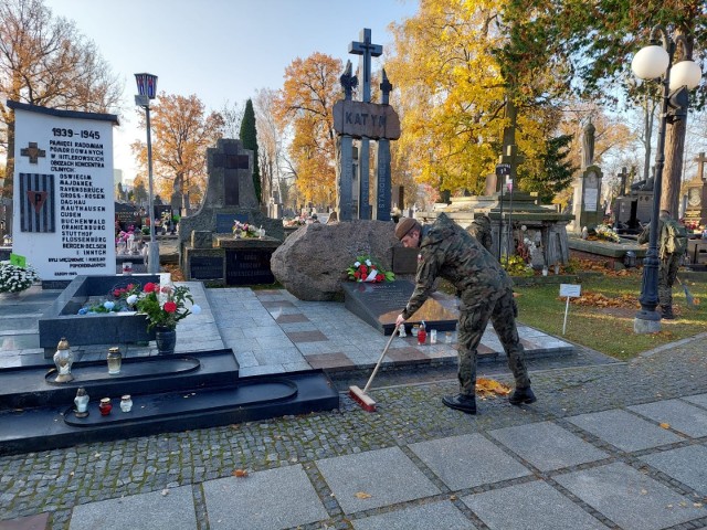 Żołnierze WOT porządkują groby bohater&oacute;w.