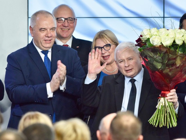 Poznaliśmy nowego szefa sztabu Prawa i Sprawiedliwości. Został nim europoseł Joachim Brudziński (drugi od lewej).