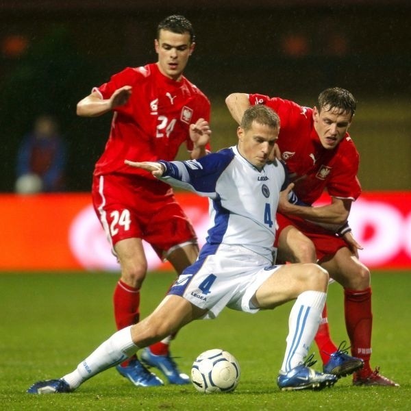 Tomasz Zahorski (z prawej) i Paweł Brożek (z lewej) usiłują zabrać piłkę graczowi reprezentacji Bośni i Hercegowiny Djordje Kamberowi.