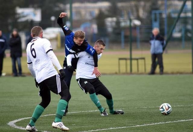 Piłkarze Olimpii (w białych koszulkach) na razie grają towarzysko. To fragment ostatniego meczu w Bydgoszczy z Zawiszą. Od nowego sezonu spotkania z ich udziałem w lidze pokazywać będą sportowe kanały Polsatu