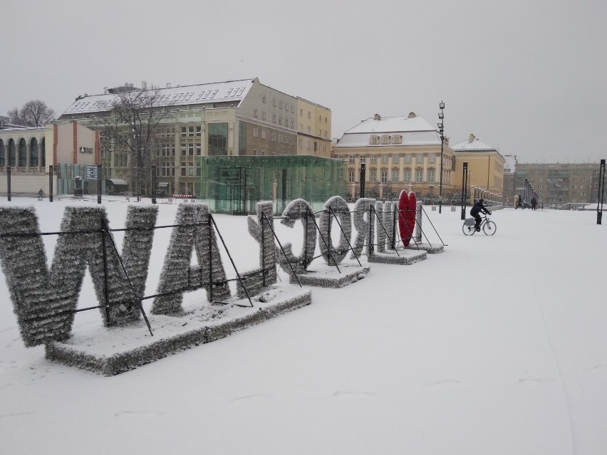 Wrocław zaskoczony zimą. Ulice i chodniki jak lodowisko (ZDJĘCIA)