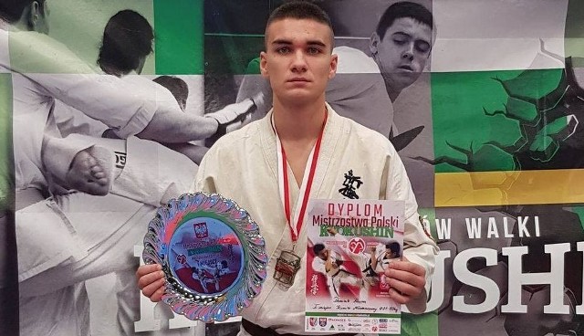 Na rozegranych w Zielonce koło Warszawy Mistrzostwach Polski Kyokushin Juniorów duży sukces odniósł zawodnik Kieleckiego Klubu Karate Kyokushin Koronea Dominik Kasza.