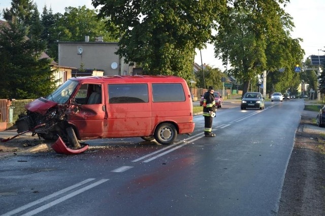 Do zderzenie busa z ciężarówką doszło we wtorek rano w Pogrzybowie