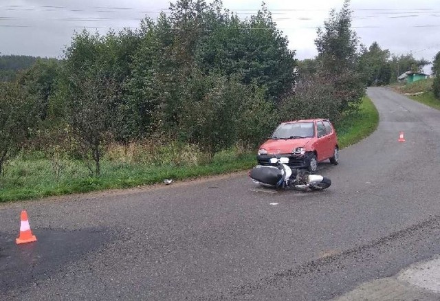 Zdarzenie miało miejsce w środę o godz. 6.30 w Kramarzówce w pow. jarosławskim.Ze wstępnych ustaleń policjantów wynika, że 91-letni mieszkaniec gminy Pruchnik, kierując motorowerem marki Yamaha na łuku drogi zjechał na przeciwległy pas ruchu, doprowadzając do zderzenia z seicento którym kierował 56-letni mieszkaniec gminy Pruchnik.W wyniku zderzenia pojazdów do szpitala trafił 91-letni kierowca jednośladu. Jak ustalili policjanci obaj kierujący byli trzeźwi.Funkcjonariusze wyjaśniają okoliczności zdarzenia i apelują o zachowanie szczególnej ostrożności na drodze.ZOBACZ TEŻ: Tragiczny wypadek na obwodnicy Jarosławia. W zderzeniu z audi z ciężarówką zginęła jedna osoba