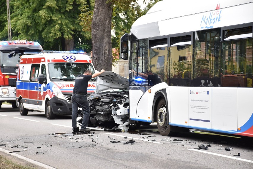 Wypadek w Malborku 8.06.2022. W miejski autobus wjechał czołowo samochód osobowy. Ucierpieli pasażerowie