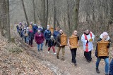 Droga Krzyżowa z parafii Przemienienia Pańskiego w Kielcach Białogonie na Brusznię. Zobaczcie zdjęcia i wideo