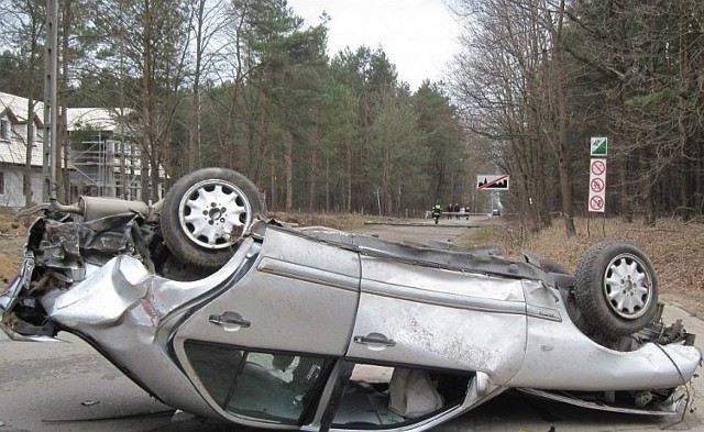 Badanie alkomatem wykazało, że 21-latek kierujący mercedesem miał ponad 2 promile alkoholu w organizmie. Okoliczności tego zdarzenia ustalają wysokomazowieccy policjanci.