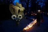 Grób Jana Kulczyka i cmentarz przy ul. Nowina w Poznaniu - tak wyglądał po zmroku w dniu Wszystkich Świętych [ZDJĘCIA]