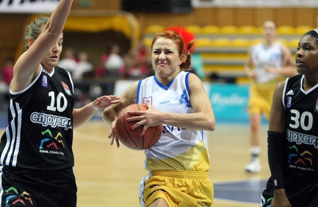 Koszykarki ROW-u (czarne stroje) zajęły w poprzednim sezonie 7. miejsce.