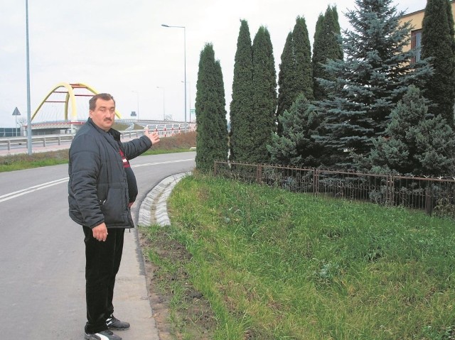 Dom Krzysztofa Muszyńskiego otoczony jest drogą serwisową, drogę wojewódzką  i autostradą A1. - Ja właściwie mieszkam w pasie drogowym autostrady - mówi mieszkaniec Kruszynka.