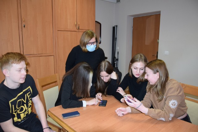 Od prawej: Waleria, Kristina, Anastazja, Daria i Dima podczas rozmowy z rodzicami. Uczniom towarzyszy dyrektor Bursy Szkolnej w Sandomierzu Monika Borycka.