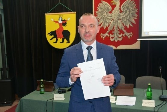 Nowy burmistrz Ożarowa Piotr Ślęzak podczas pierwszej sesji. Więcej na kolejnych zdjęciach