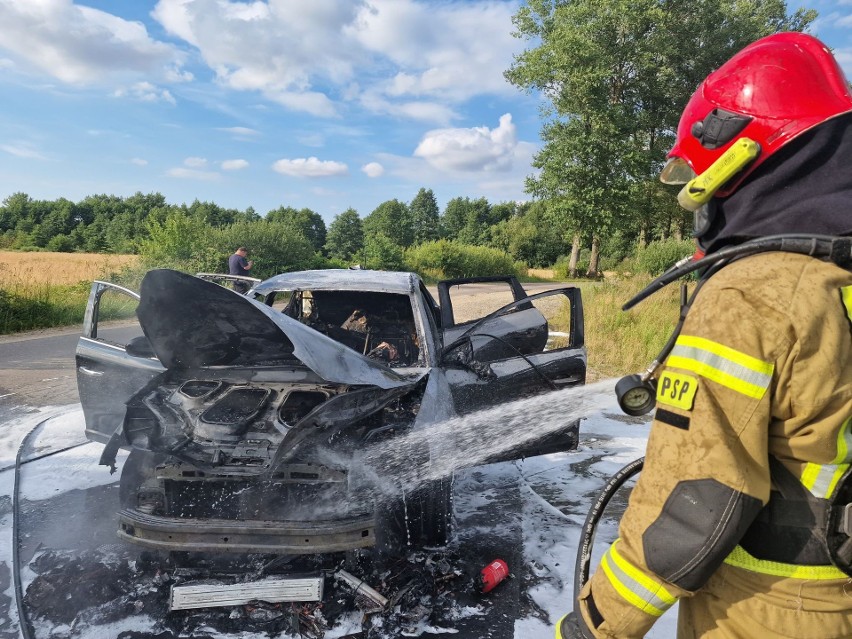 Pożar samochodu w Lulewicach. Kierowca zdążył uciec [ZDJĘCIA]