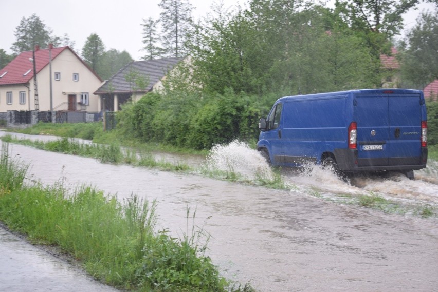 Woda uwięziła ludzi w domach. Alarm powodziowy ogłoszono w pięciu gminach