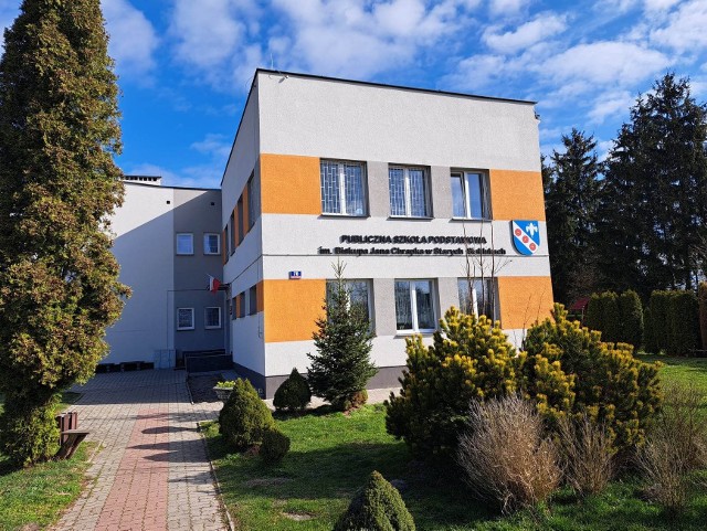Do budynku szkoły podstawowej w Starych Sieklukach w gminie Stara Błotnica zostanie dobudowane nowe skrzydło, w którym będą sale lekcyjne, pokój nauczycielski i szatnie.