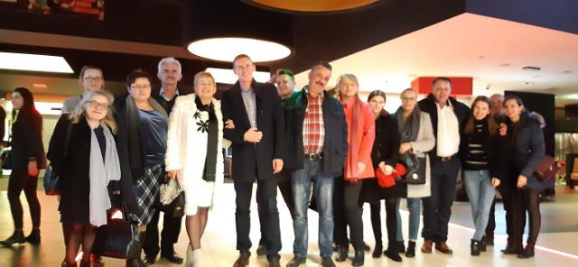 Zdjęcie ze wspólnego wyjścia do kina z okazji Dnia Mężczyzny. W środku, w białym płaszczu -wójt Irena Marcisz.