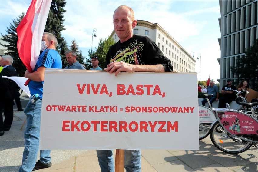 Warszawa: Protest rolników przed siedzibą PiS i przed Sejmem w związku z "Piątką dla zwierząt" [ZDJĘCIA] [WIDEO]