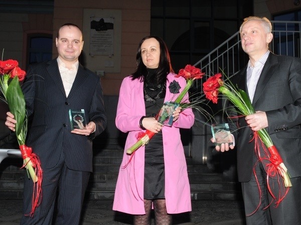 Laureaci BOSS-a: Marek Latawiec, właściciel sieci Skateshop 69 (pierwszy z lewej), Marzena Szewczuk-Stępień, dyrektor AIP PO, i Krzysztof Gierek, dyrektor oddziału NBP w Opolu.