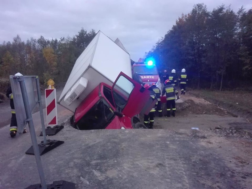 Lisia Góra. Samochód dostawczy w wykopie, kierowca w szoku [ZDJĘCIA]