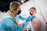 Szczepienia przeciwko COVID-19 w Kujawsko-Pomorskiem. W tych powiatach wykonano najwięcej szczepień