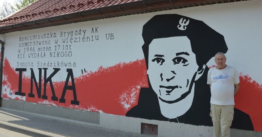 Patriotyczny mural na ścianie domu w Pińczowie 