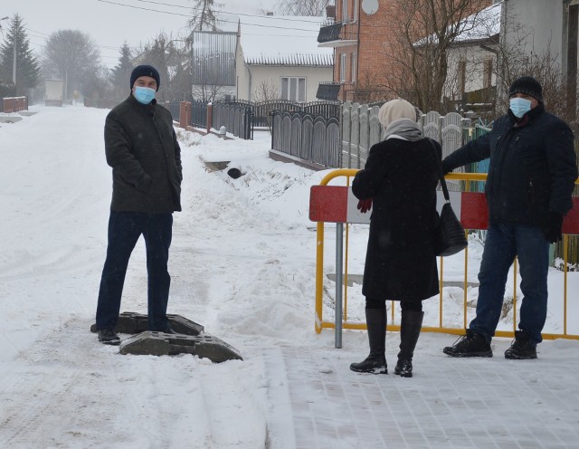 Policja przypomina, że noszenie maseczek w miejscach publicznych ciągle jest obowiązkowe