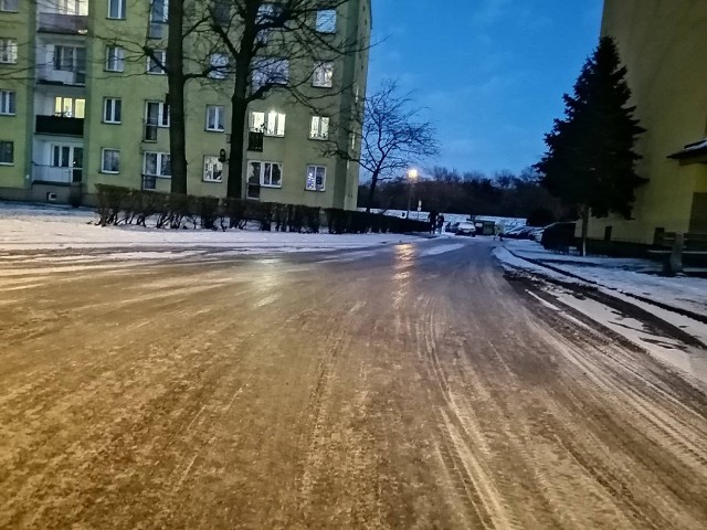 Oświęcim, os. Błonie. Lód na jezdni